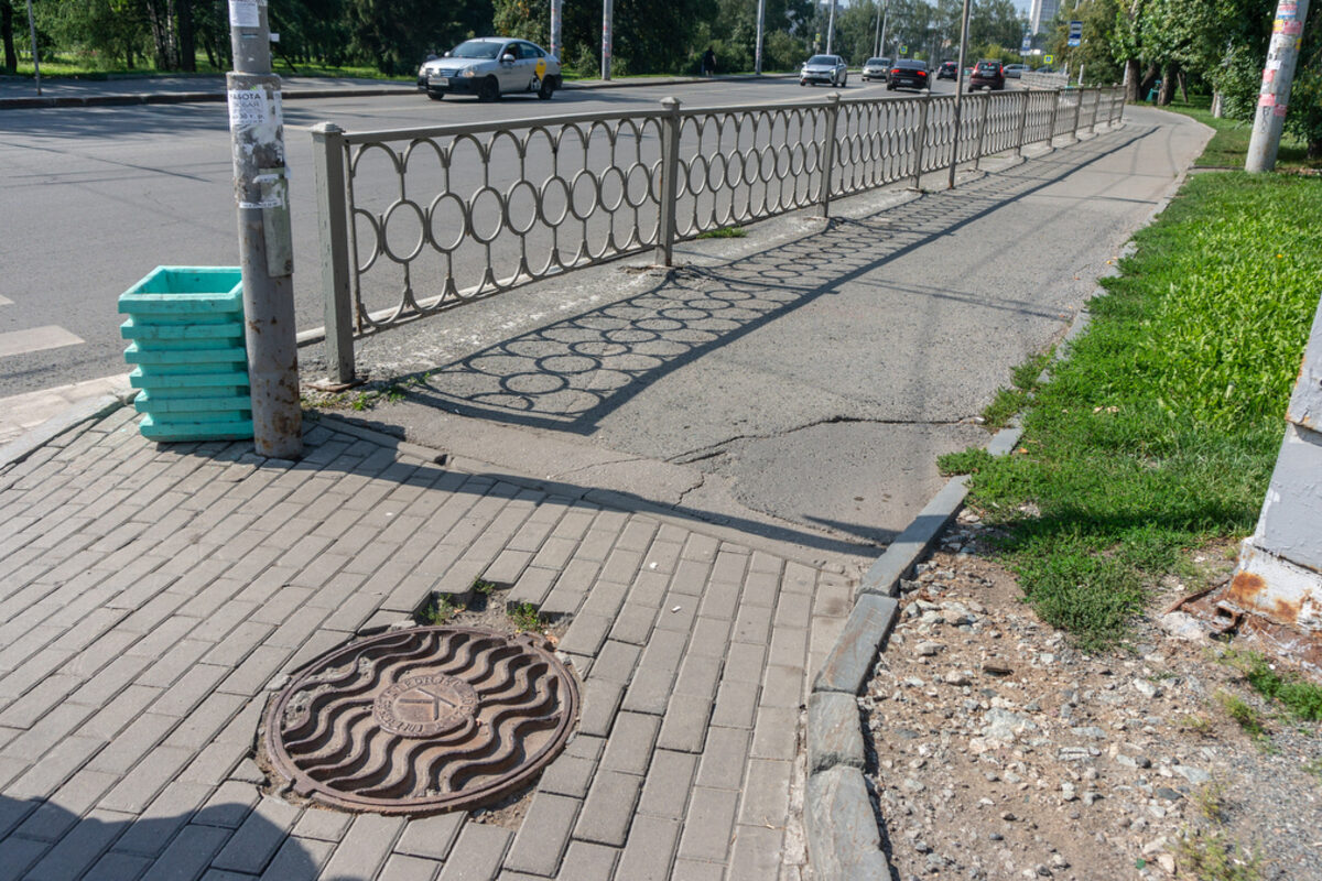 заборы у тротуара